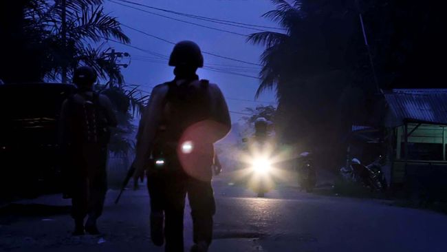 [captiontext=”Aparat keamanan mengejar kelompok sipil bersenjata pasca-penembakan di kawasan perkebunan SP IV, Kecamatan Simpang Kramat, Aceh Utara, Aceh, Minggu (26/7). (ANTARA FOTO/Rahmad)"]